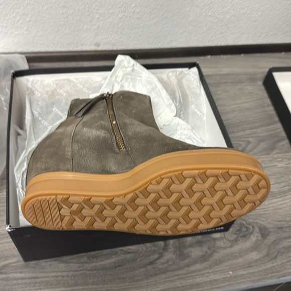 Kenneth Cole Womens Bryant Wedge Sneaker Sneaker - Picture 3 of 5